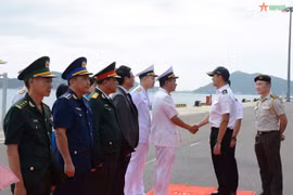 Un navire naval singapourien visite la province de Khanh Hoa