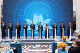 Vuong Dinh Huê à la célébration des 30 ans de l’ouverture de la première ligne aérienne Vietnam-Chine