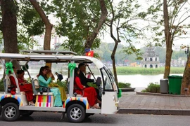 Entrée en service d'une ligne de voitures électriques Hoan Kiêm - Cité impériale de Thang Long