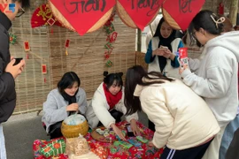 De Hanoi à Paris, les étudiants vietnamiens célèbrent le Têt avec leurs amis étrangers