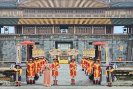 La cérémonie "Ban Soc" de la dynastie des Nguyên reconstituée à l’ouverture du Festival de Huê 2024