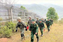 Des gardes-frontières vietnamiens et chinois effectuent une patrouille conjointe