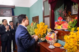 Le chef de l’Assemblée nationale rend hommage au Président Hô Chi Minh