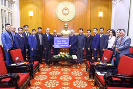 Le Front de la Patrie du Vietnam reçoit un soutien pour la construction de 21 maisons de solidarité pour les foyers pauvres