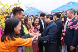Le Premier ministre visite et offre des cadeaux aux démunis et travailleurs de Thanh Hoa