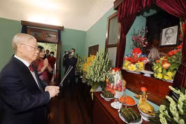 Le SG du Parti Nguyen Phu Trong rend hommage au Président Hô Chi Minh