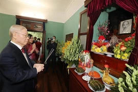 Le SG du Parti Nguyen Phu Trong rend hommage au Président Hô Chi Minh