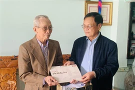 Remis des cadeaux aux témoins de Hoang Sa