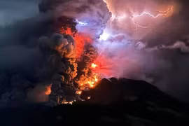 L'Indonésie met en garde contre un tsunami alors que son volcan entre en éruption