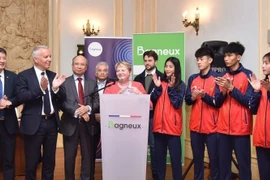 La maire de Bagneux (France) reçoit des jeunes athlètes vietnamiens de Taekwondo