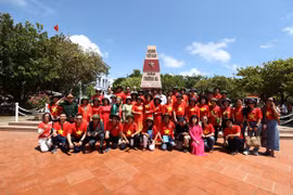 Des Vietnamiens d'outre-mer visitent Truong Sa et la plate-forme DK1