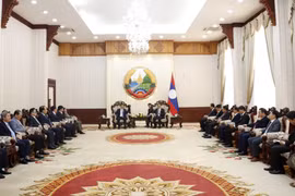 Le ministre de l’Industrie et du Commerce Nguyen Hong Dien rencontre le Premier ministre lao