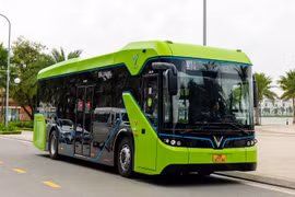 Hanoï poursuit l'électrification du réseau de bus urbains