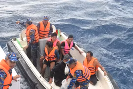 Un navire de la marine sauve cinq pêcheurs en détresse à Truong Sa