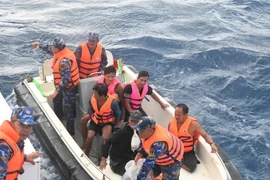 Un navire de la marine sauve cinq pêcheurs en détresse à Truong Sa