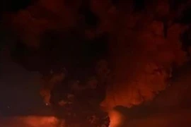 Indonésie : l'éruption du volcan Ruang oblige 11.000 personnes à évacuer