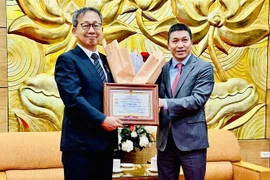 L'ambassadeur du Japon reçoit l’insigne "Pour la paix et l'amitié entre les nations"