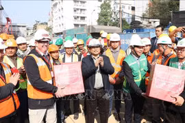 Le PM rend visite aux travailleurs en service pendant les vacances du Têt