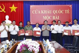 Le président de l'AN Vuong Dinh Hue se rend au poste frontalier international de Moc Bai