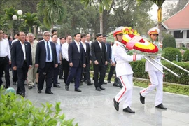 Le vice-PM Tran Hong Ha offre de l'encens à des sites historiques de Dien Bien