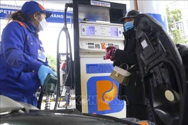 Le prix de l'essence diminue de 300 dôngs/litre