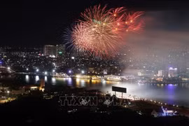 Des milliers de personnes assistent aux feux d’artifice à Hô Chi Minh-Ville