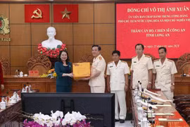 Les dirigeants offrent des cadeaux du Têt à la population de Long An et Lang Son