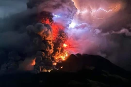 L'Indonésie met en garde contre un tsunami alors que son volcan entre en éruption