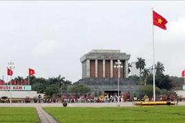 Plus de 61.000 personnes visitent le mausolée du Président Hô Chi Minh pendant les vacances du 30 avril et du 1er mai