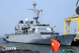Renforcement de la coopération entre les Marines vietnamienne et française