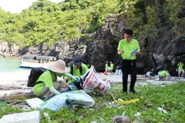 Le PNUE aide à surveiller la pollution plastique au Vietnam
