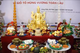 Des Vietnamiens au Laos et en France commémorent les rois fondateurs Hùng