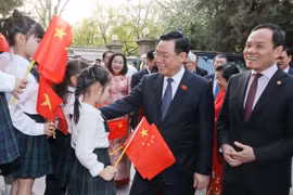 Le président de l'AN Vuong Dinh Huê rencontre la communauté vietnamienne en Chine