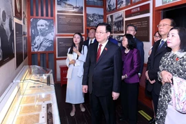 Le président de l'AN visite le Site des reliques du Président Ho Chi Minh à Kunming