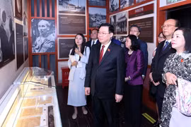 Le président de l'AN visite le Site des reliques du Président Ho Chi Minh à Kunming