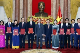 Le chef de l’État remet ses décisions de nomination à 26 nouveaux ambassadeurs