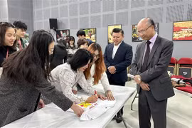 Foire caritative des étudiants vietnamiens en France pour la mer et les îles du pays