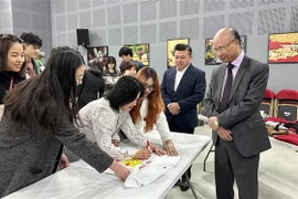 Foire caritative des étudiants vietnamiens en France pour la mer et les îles du pays
