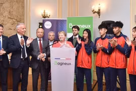 La maire de Bagneux (France) reçoit des jeunes athlètes vietnamiens de Taekwondo