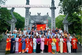 Des Vietnamiens d'outre-mer rendent hommage aux rois fondateurs Hùng à Phú Tho