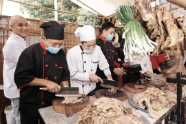 Soixante-cinq maîtres cuisiniers et experts culinaires se réuniront au Festival du Pho 2024