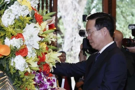 Le président offre de l'encens pour commémorer le Président Ho Chi Minh à Nghe An