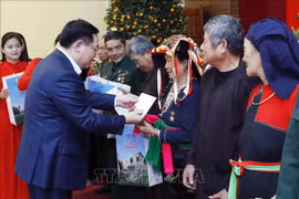 Le président de l’AN Vuong Dinh Huê visite le régiment 921 de l’armée de l’air