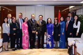 Le président de l'AN Vuong Dinh Hue rencontre les dirigeants de nombreux groupes chinois