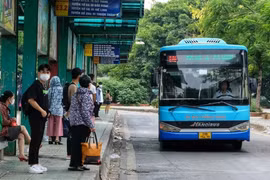 Hanoi applique l’e-ticket sur dix lignes de bus supplémentaires 