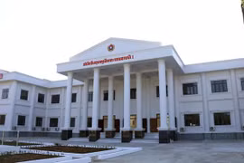 Remise d’un bâtiment militaire, cadeau du Vietnam au Laos