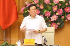 Le vice-PM Vuong Dinh Hue examine l'actionnarisation et la restructuration des entreprises publiques