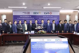 Le président de l'AN Vuong Dinh Hue travaille avec la Banque Laos-Vietnam