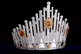 La couronne sertie de 2.416 diamants et saphirs de Miss Univers Vietnam 2022