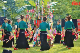 Préserver la culture du groupe ethnique Thai noir à Lai Chau à travers le festival Then Kin Pang